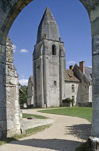 Le clocher vu depuis un porche