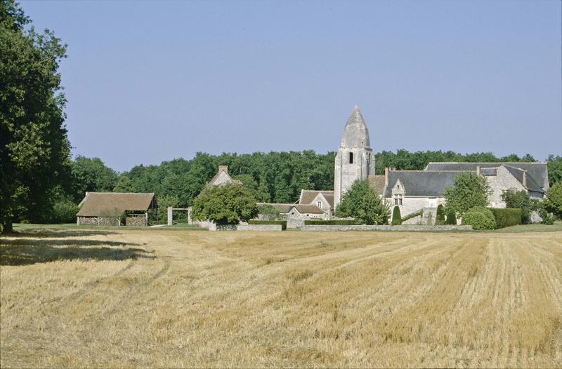 Ensemble des bâtiments, pré au premier plan