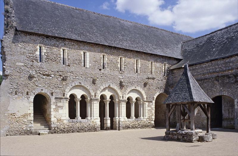 Façade de la salle capitulaire sur une cour intérieure, puits couvert