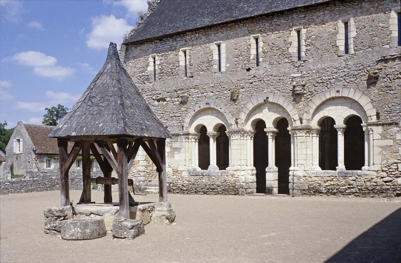 Façade de la salle capitulaire sur une cour intérieure, puits couvert