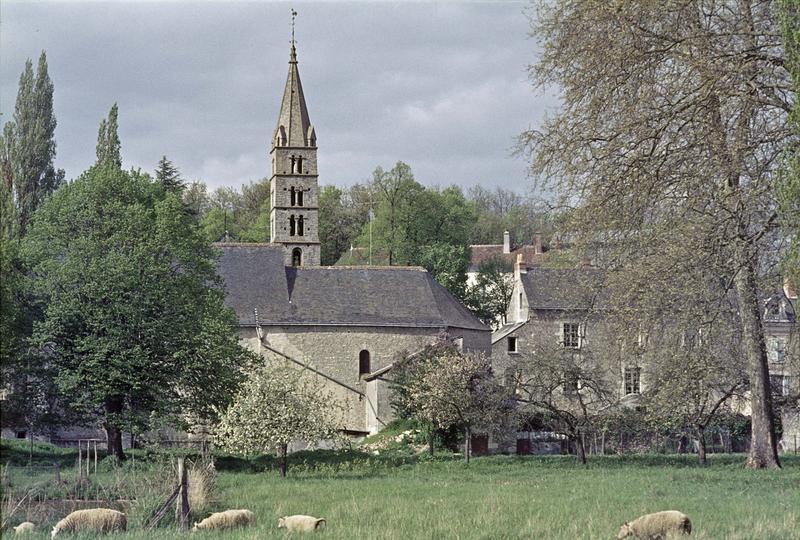 Clocher et maisons environnantes