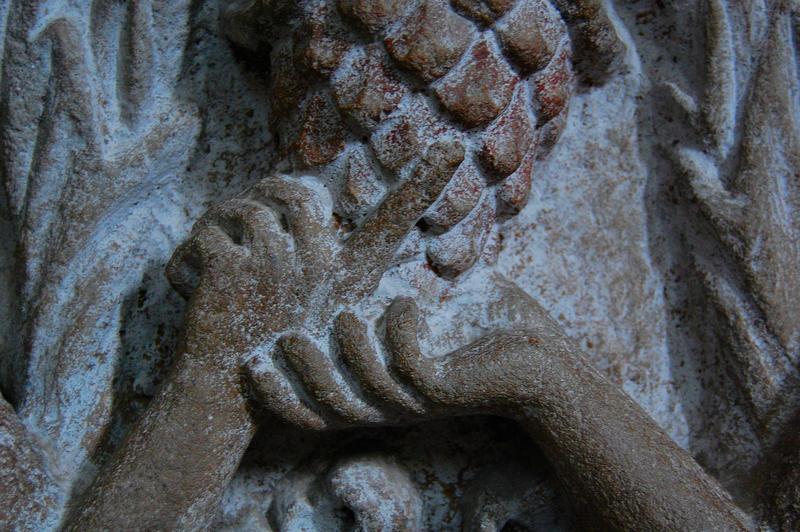 chapiteau : quatre personnages à genoux soutenant des grappes de raisin, détail