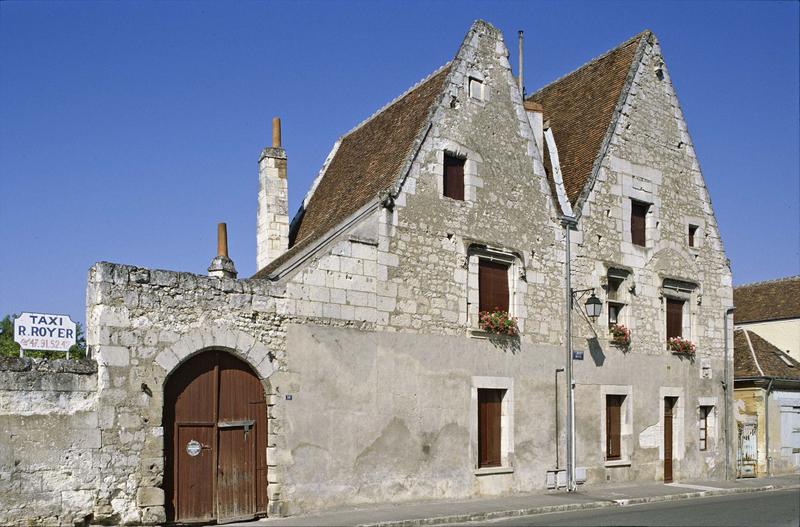 Façades et porche sur la rue Basse