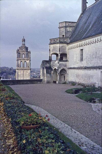 Terrasse de la façade ouest et tour Saint-Antoine