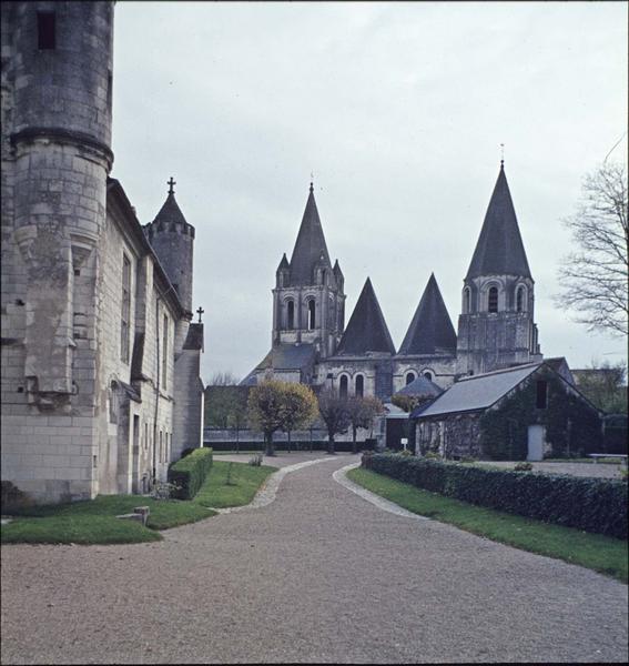 Façade nord de la collégiale et façade du château vu en perspective