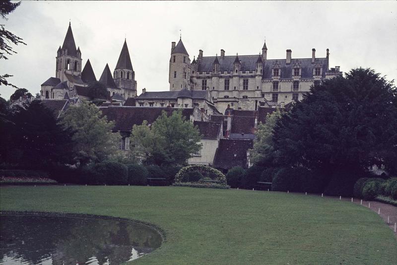 Logis royal, côté est et clochers de la collégiale Saint-Ours