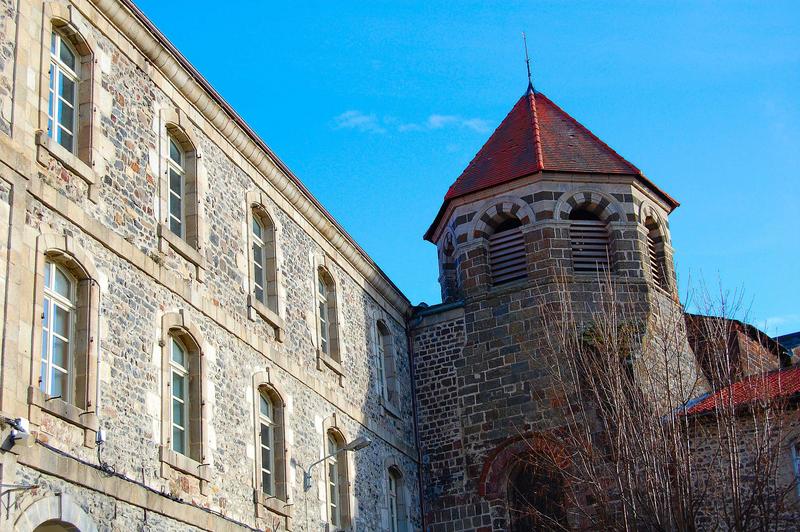 vue partielle de la façade ouest de l'ancienne abbaye, vue partielle du clocher de l'église abbatiale