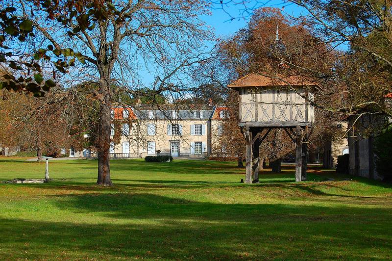 vue générale du domaine avec en premier plan son pigeonnier