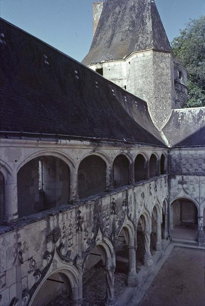 Galerie extérieure à arcades et tour de Brillac sur cour