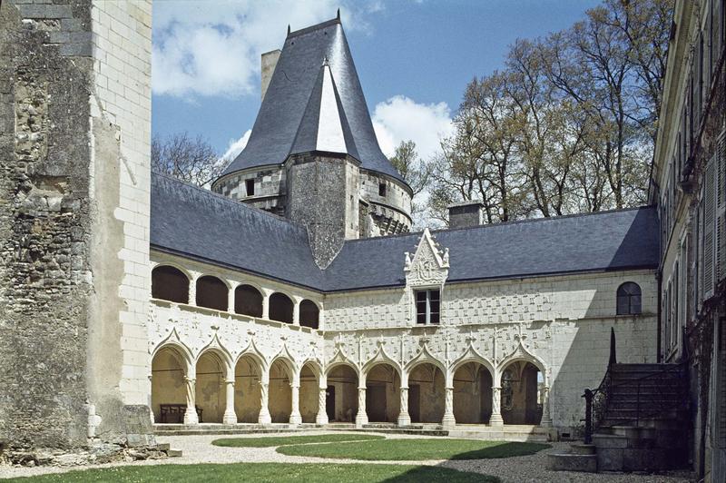 Galerie extérieure à arcades et tour de Brillac sur cour