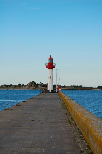 Vue générale du phare situé au bout de la jetée du port de Saint-Vaast-la-Hougue, à l'arrière plan, l'île de Tatihou