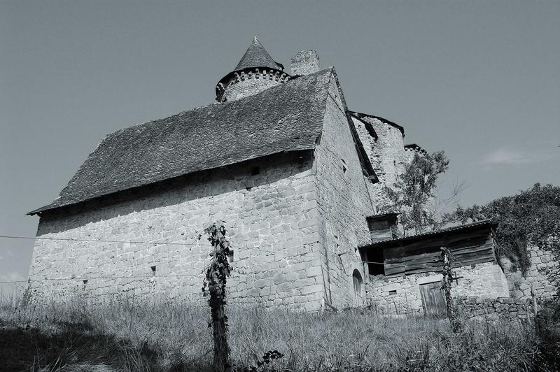 vue générale des façades sud et est de la grange