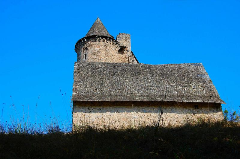 vue partielle de la façade sud de la grange, vue partielle de la tour sud-ouest