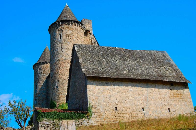 vue partielle de la façade ouest du château, vue générale de la façade sud de la grange