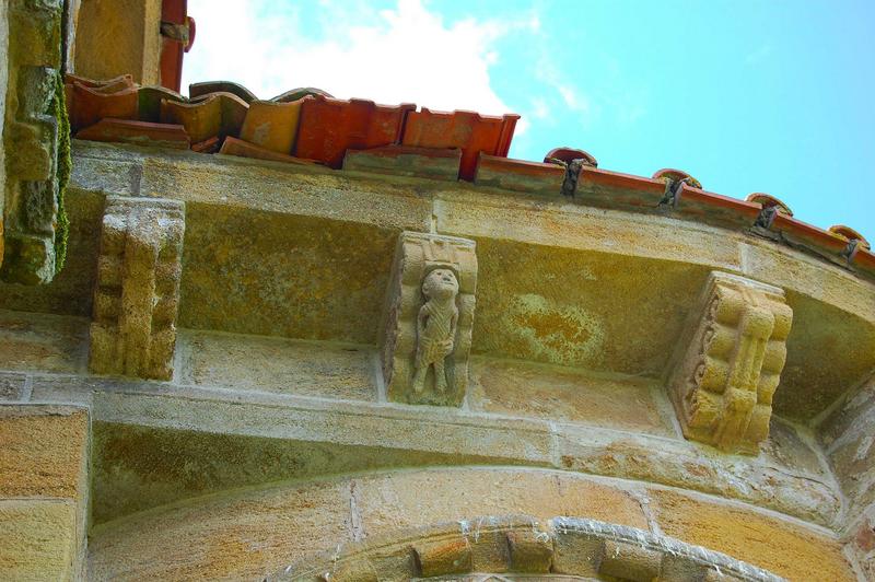 vue partielle des corbeaux de pierre sculptés du chevet