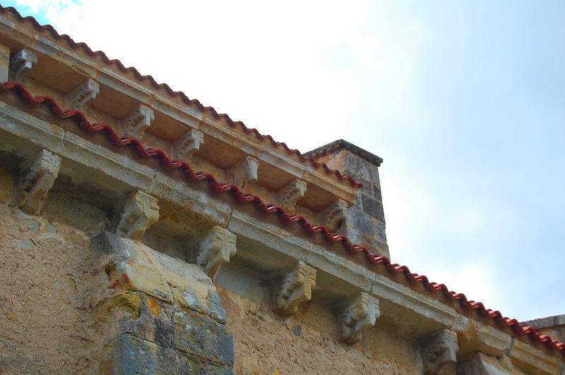 vue partielle des corbeaux de pierre sculptés de la façade nord