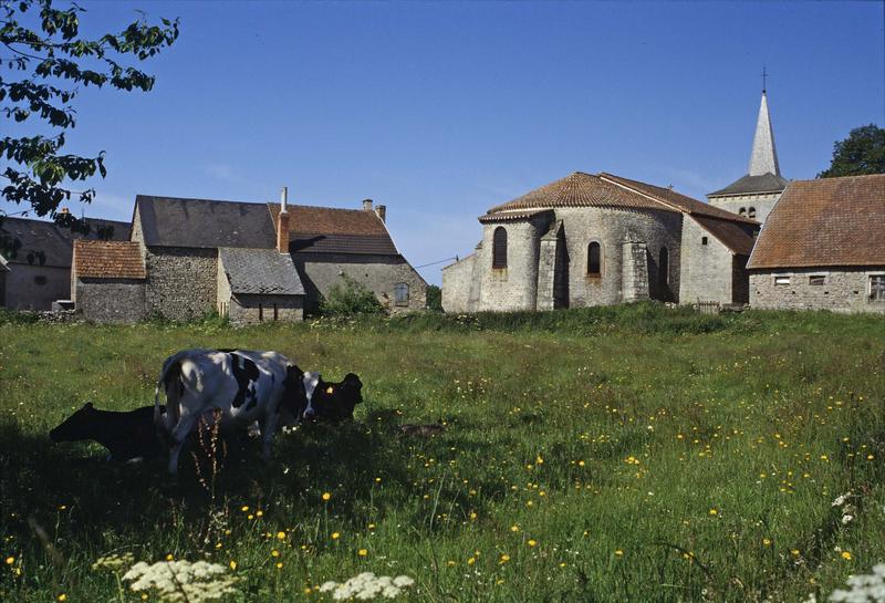 Abside et maisons environnantes