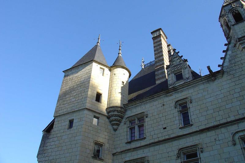 vue partielle de la façade ouest de la cour d'honneur