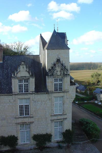 vue partielle de la façade est de la cour d'honneur