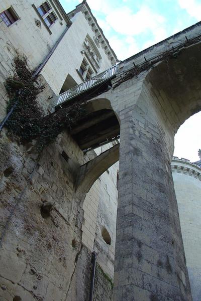 vue partielle du pont surplombant les douves, façade nord