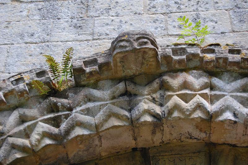 détail des sculptures du porche occidental