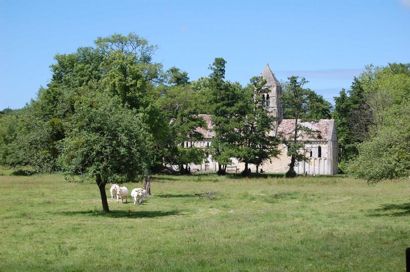 vue générale de l'église dans son environnement