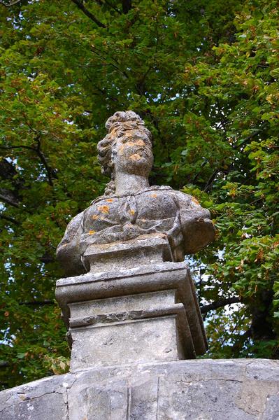 détail du buste sculpté situé au-dessus du porche d'accès au jardin