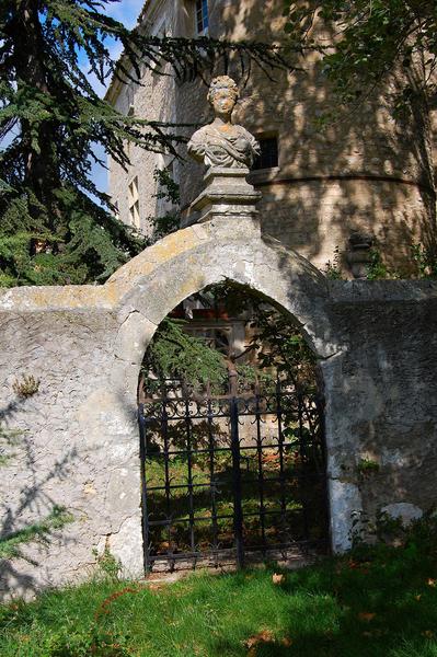 vue générale du porche d'accès au jardin