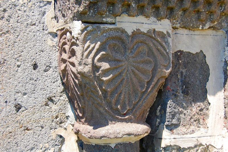 détail du chapiteau gauche du porche d'entrée sud