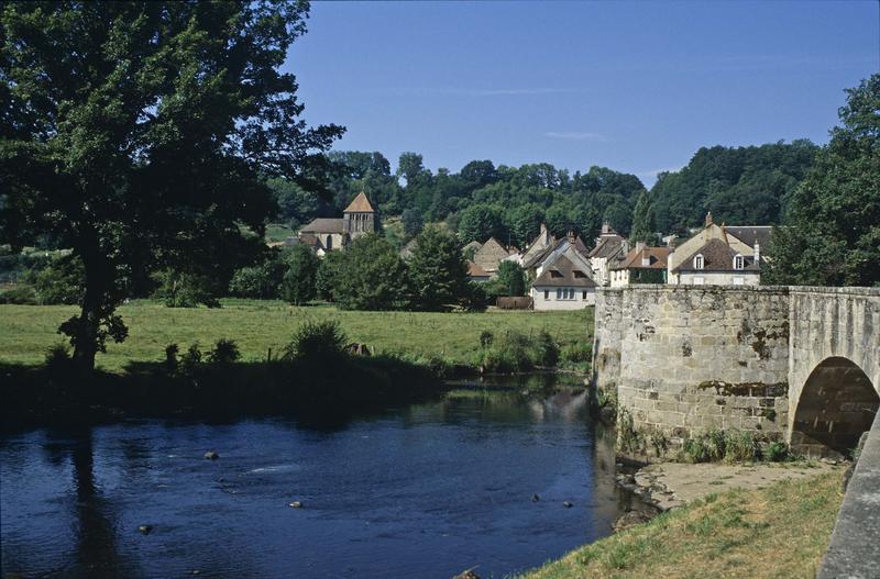 Vue générale de la ville, le pont et l'église