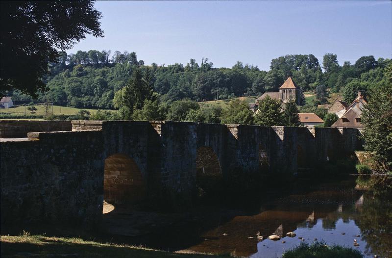 Le pont sur la Creuse, clocher de l'église