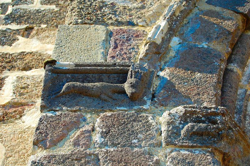 détail d'un élément sculpté situé à la gauche du porche d'entrée sud