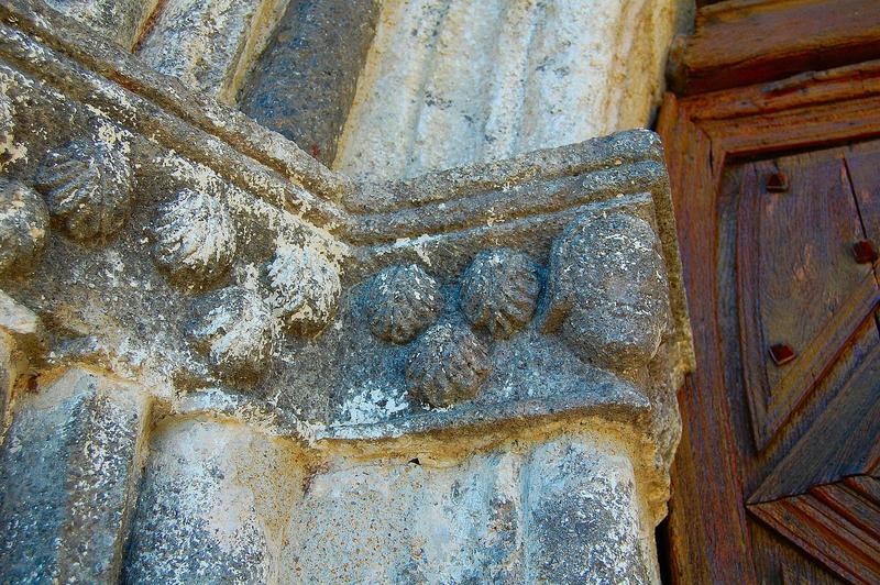 détail des éléments sculptés dans l'ébrasement gauche du porche sud