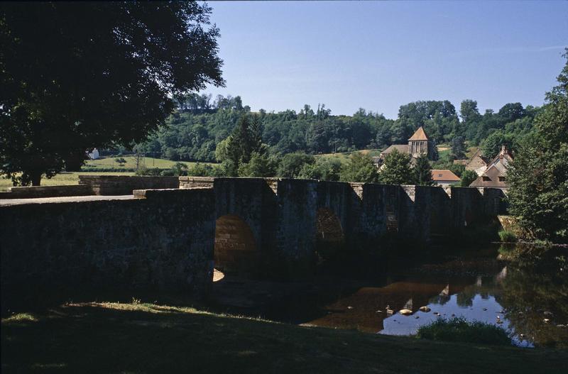 Le pont sur la Creuse, clocher de l'église