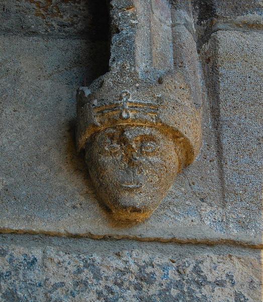 détail d'un élément sculpté du porche d'entrée sud