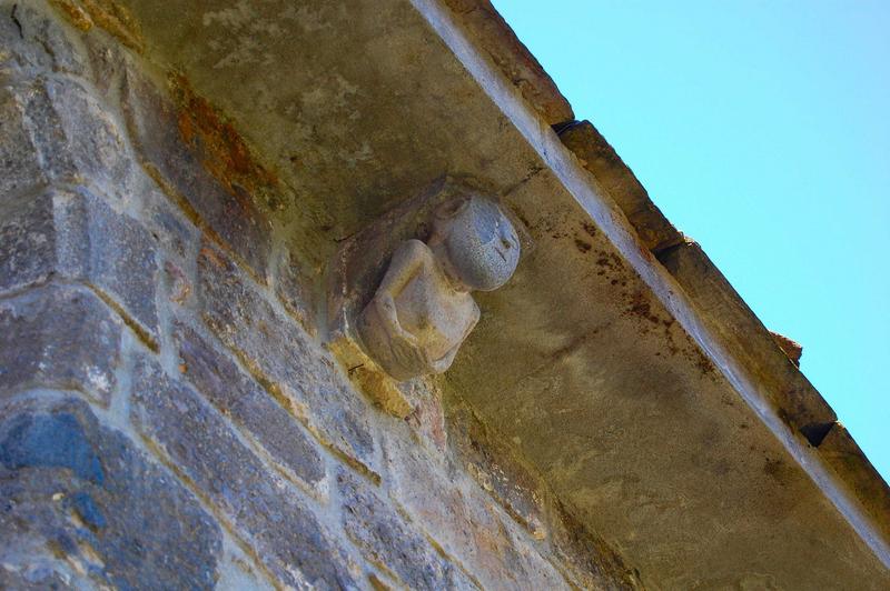 corbeau de pierre sculpté, façade sud du chevet, vue générale