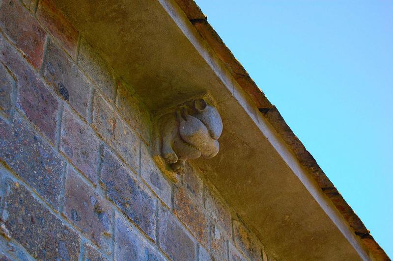 corbeau de pierre sculpté, façade sud du chevet, vue générale