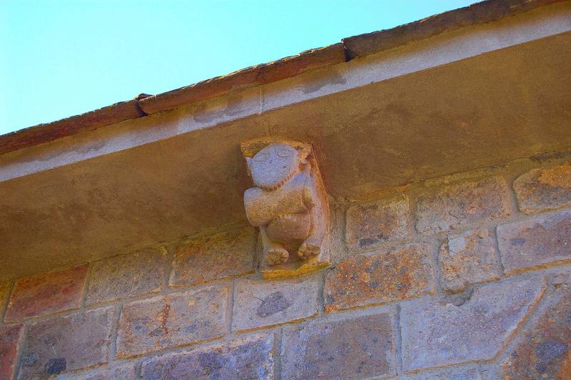 corbeau de pierre sculpté, façade sud du chevet, vue générale