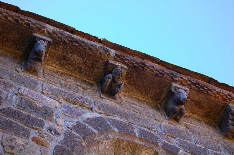 corbeaux de pierre sculptés, façade sud du chevet, vue partielle