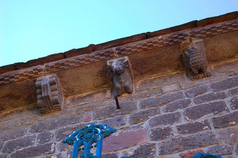 corbeaux de pierre sculptés, façade sud du chevet, vue partielle