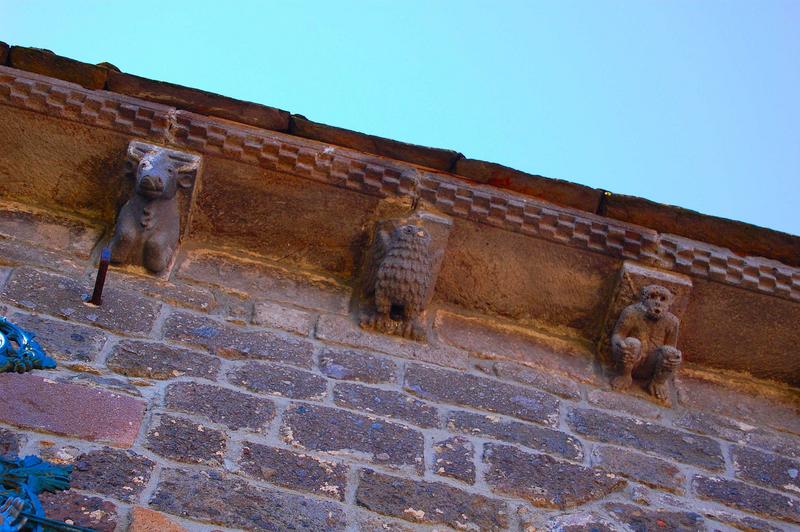 corbeaux de pierre sculptés, façade sud du chevet, vue partielle