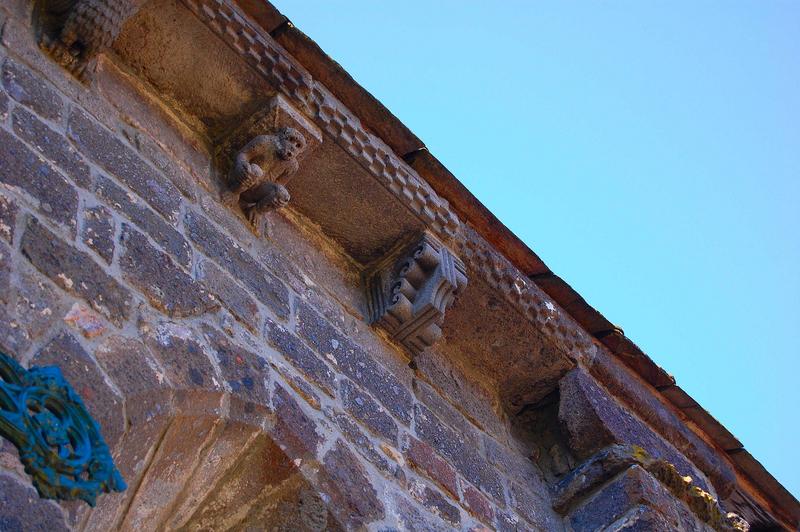 corbeaux de pierre sculptés, façade sud du chevet, vue partielle