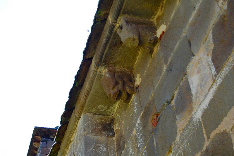 corbeaux sculptés, façade nord, vue partielle