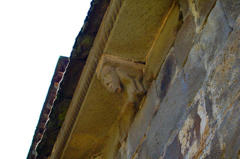 corbeau sculpté, façade nord, vue générale