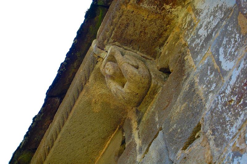 corbeau sculpté, façade nord, vue générale