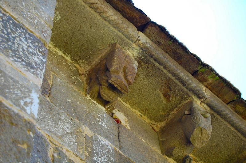 corbeaux sculptés, façade nord, vue partielle