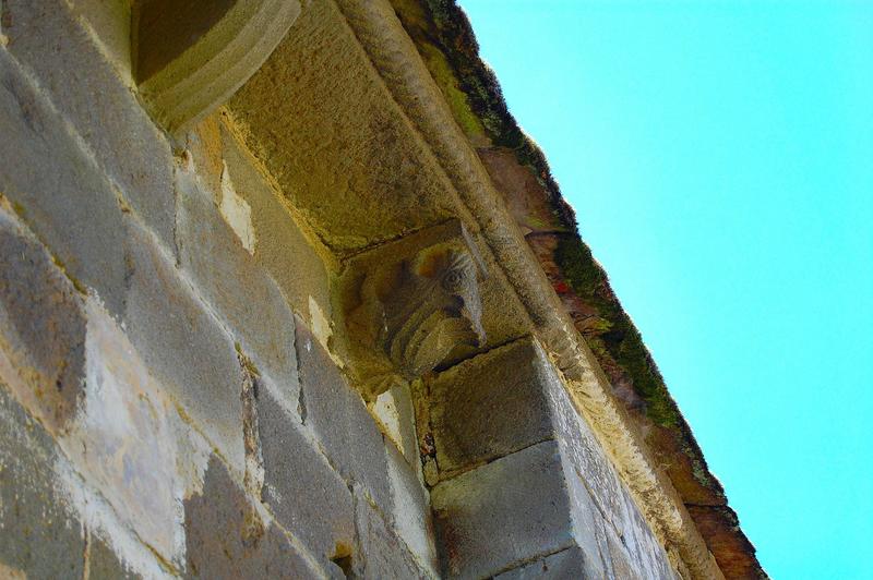 corbeau sculpté, façade nord, vue générale