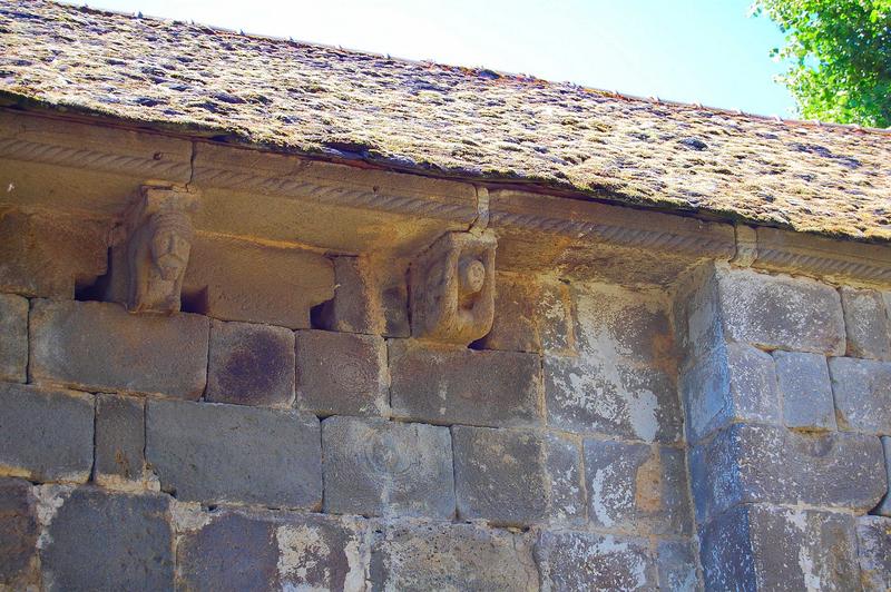 corbeaux sculptés, façade nord, vue partielle