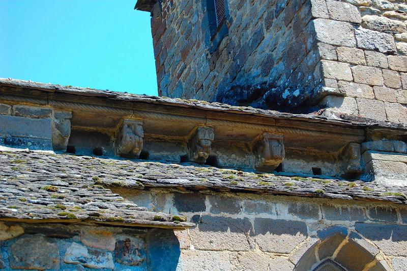 vue partielle des corbeaux sculptés de la façade sud