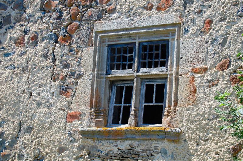 façade nord, détail d’une fenêtre à meneau